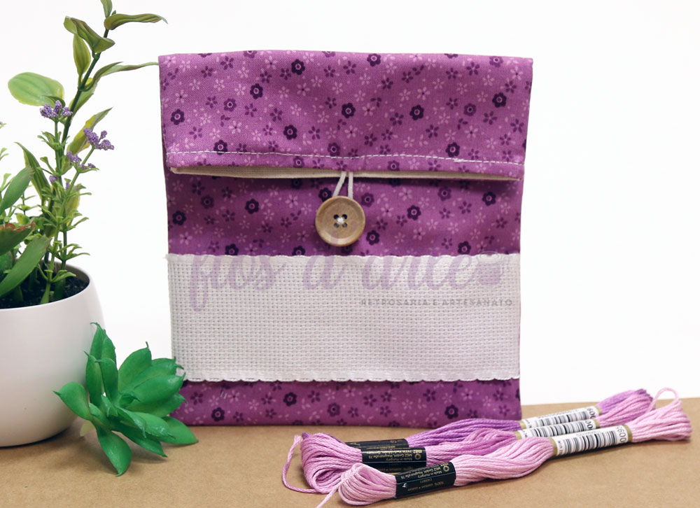 Bolsa Multiusos estampada com quadrilé para bordar ponto cruz (14x15cms) - florzinhas lilás Bolsa Multiusos estampada com quadrilé para bordar ponto cruz (14x15cms) - florzinhas lilás