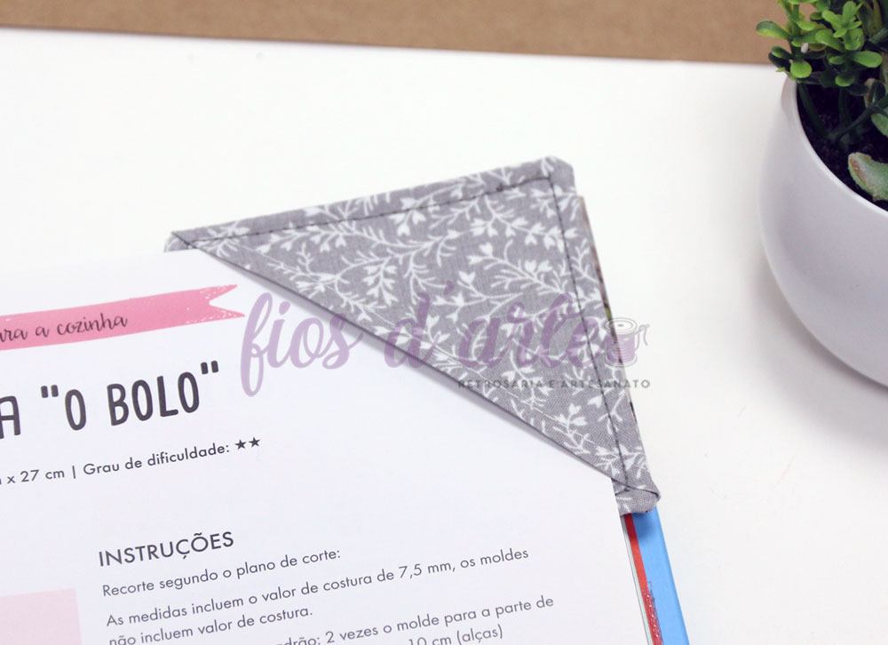 Marcador de livros de canto em tecido estampado #001 (florzinhas) Marcador de livros de canto em tecido estampado #001 (florzinhas)