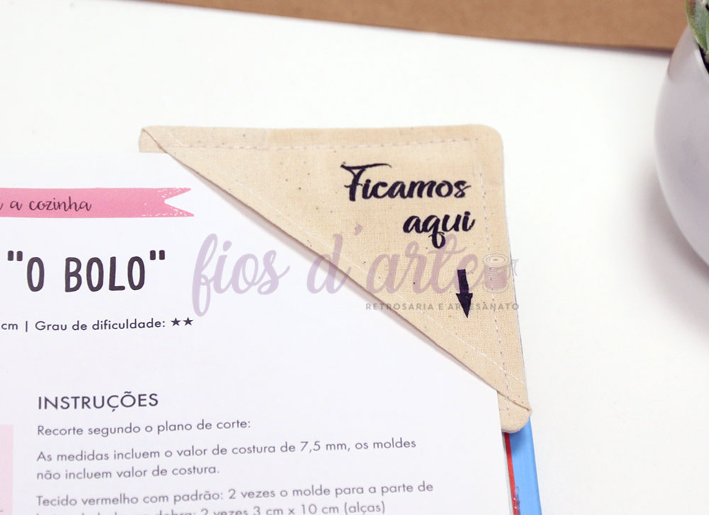 Marcador de livros de canto em tecido cru #009 (Ficamos aqui)