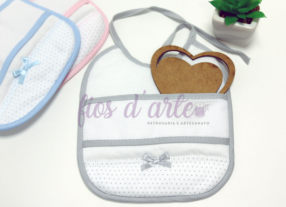 Babete rectangular plastificada Pintinhas para bordar ponto cruz Babete rectangular plastificada Pintinhas para bordar ponto cruz