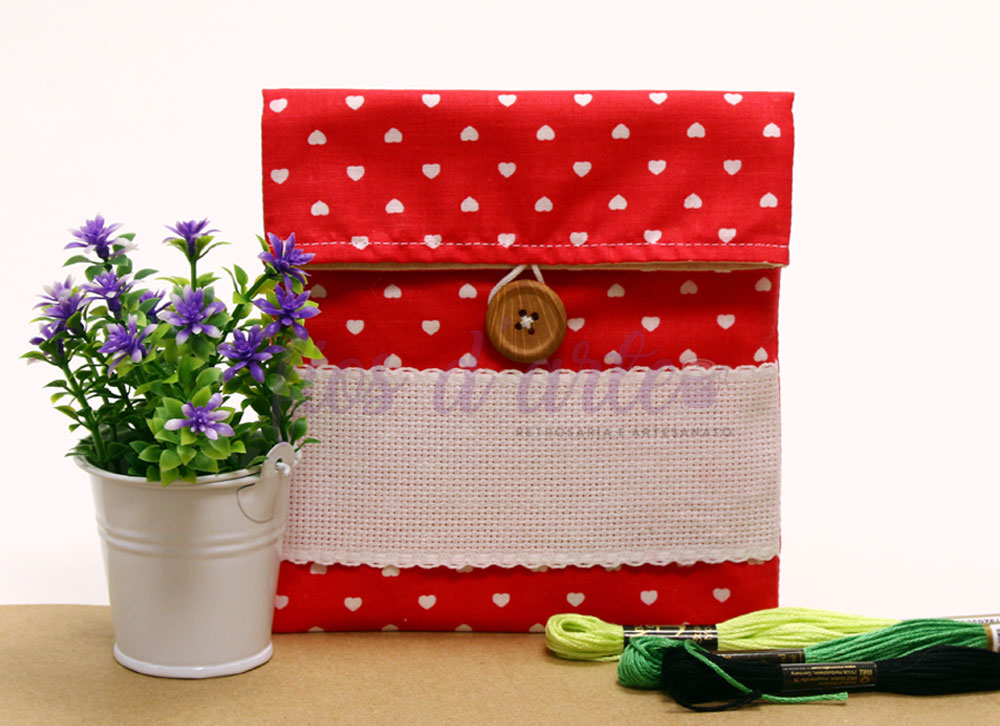 Bolsa Multiusos estampada com quadrilé para bordar ponto cruz (14x15cms) - vermelho com corações brancos