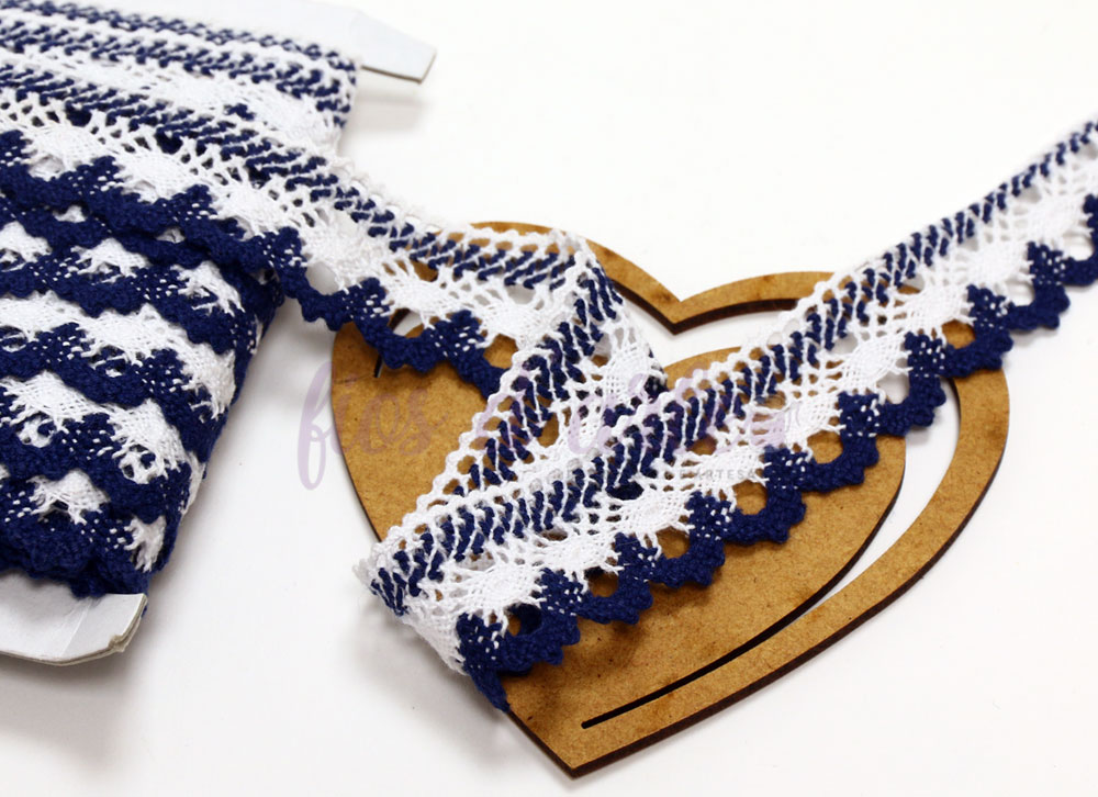 Fita de renda azul escura e branca enrolada em suporte de madeira em forma de coração