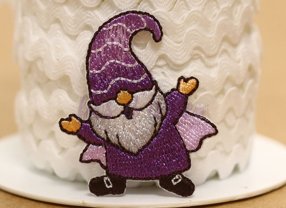 Aplicação termocolante Gnomo com capa (4,5x2,5cms) - lilás Aplicação termocolante Gnomo com capa (4,5x2,5cms) - lilás