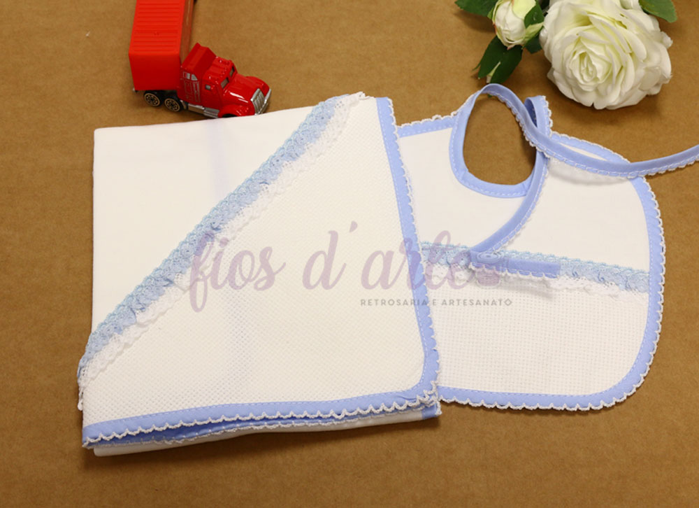 Conjunto Babete e Fralda para bordar ponto cruz (Folhinhos) Conjunto Babete e Fralda para bordar ponto cruz (Folhinhos)