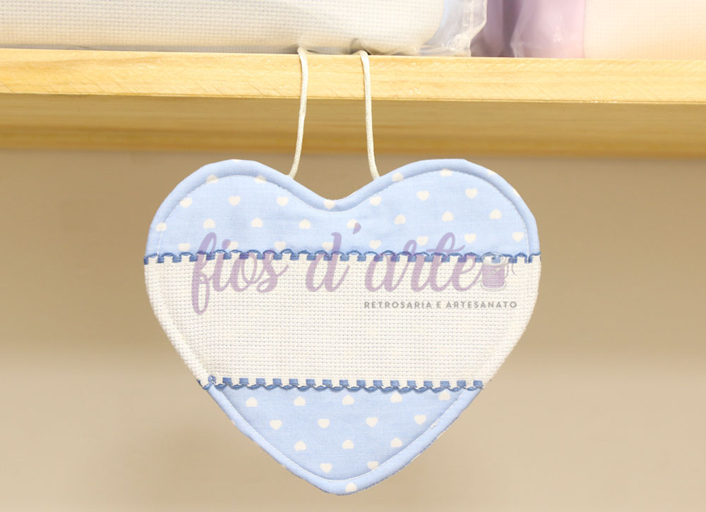 Coração estampado para pendurar para bordar ponto cruz - azul com corações brancos