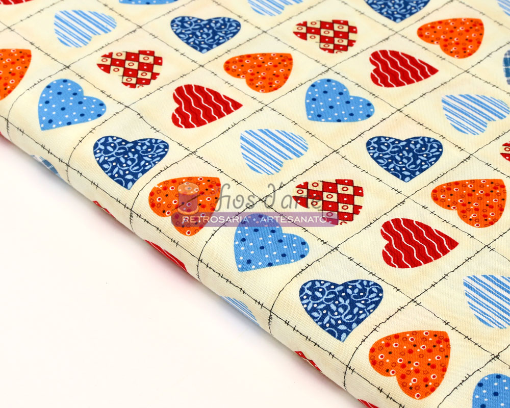 Tecido estampado com corações coloridos e texto impresso