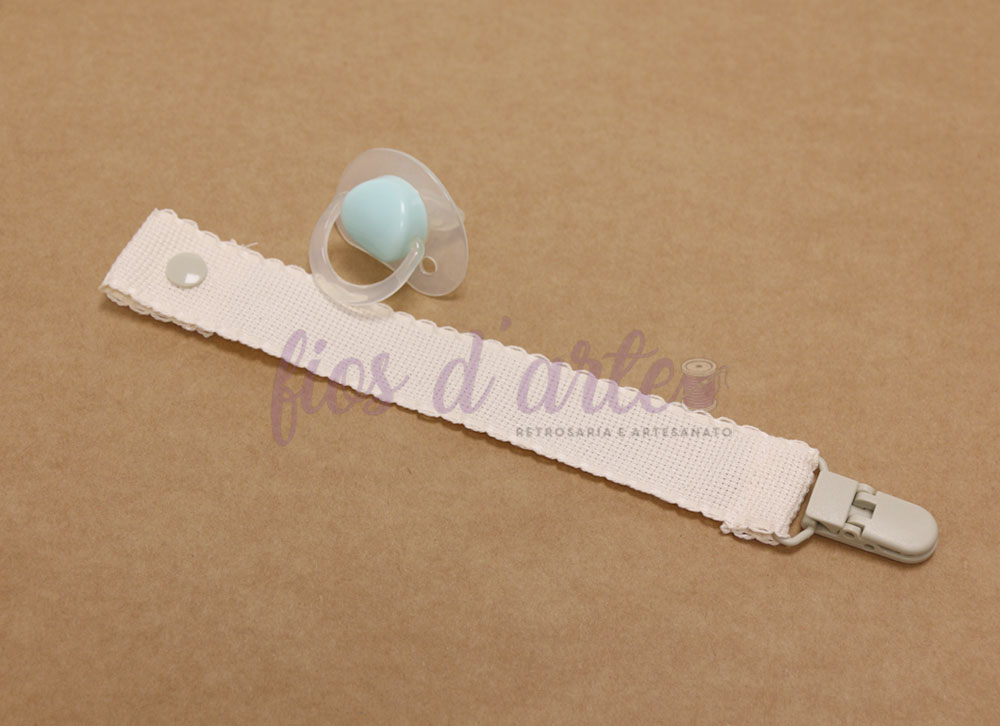 Prende-chupeta com fita em quadrilé para bordar ponto cruz #3 (Fios d'arte)