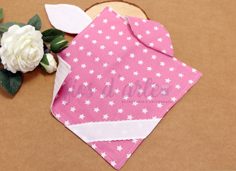 toalha rosa com estrelas brancas e orelhas de coelho