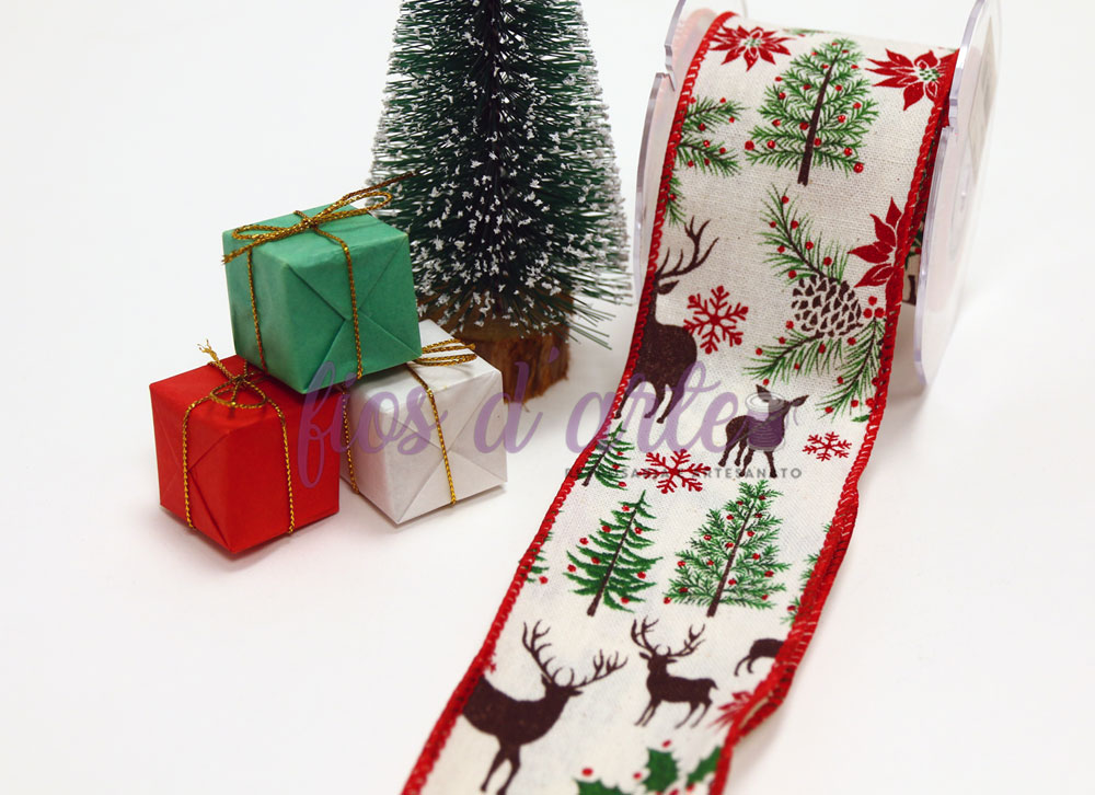 Fita decorativa de Natal com renas e árvores ao lado de pequenas caixas de presente e uma árvore artificial.