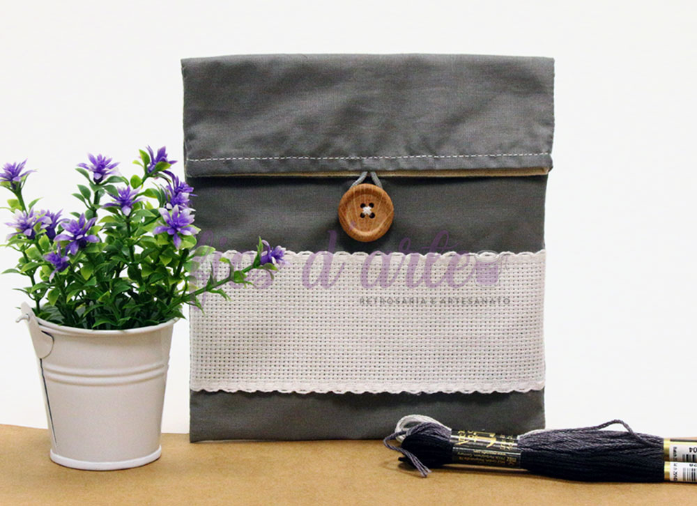 Bolsa Multiusos lisa com quadrilé para bordar ponto cruz (14x15cms) - cinzenta Bolsa Multiusos lisa com quadrilé para bordar ponto cruz (14x15cms) - cinzenta