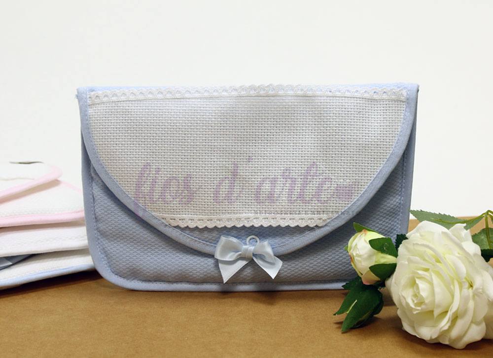 Porta-documentos com laçarotes com quadrilé para bordar ponto cruz