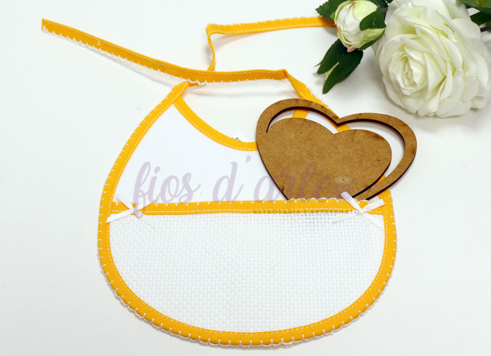 Babete redonda para bordar ponto cruz (com lacinhos)