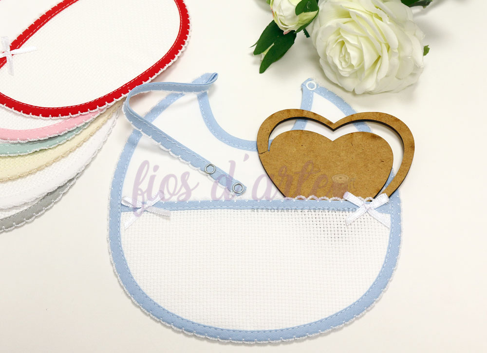 Babete redonda para bordar ponto cruz (com mola e lacinhos) Babete redonda para bordar ponto cruz (com mola e lacinhos)