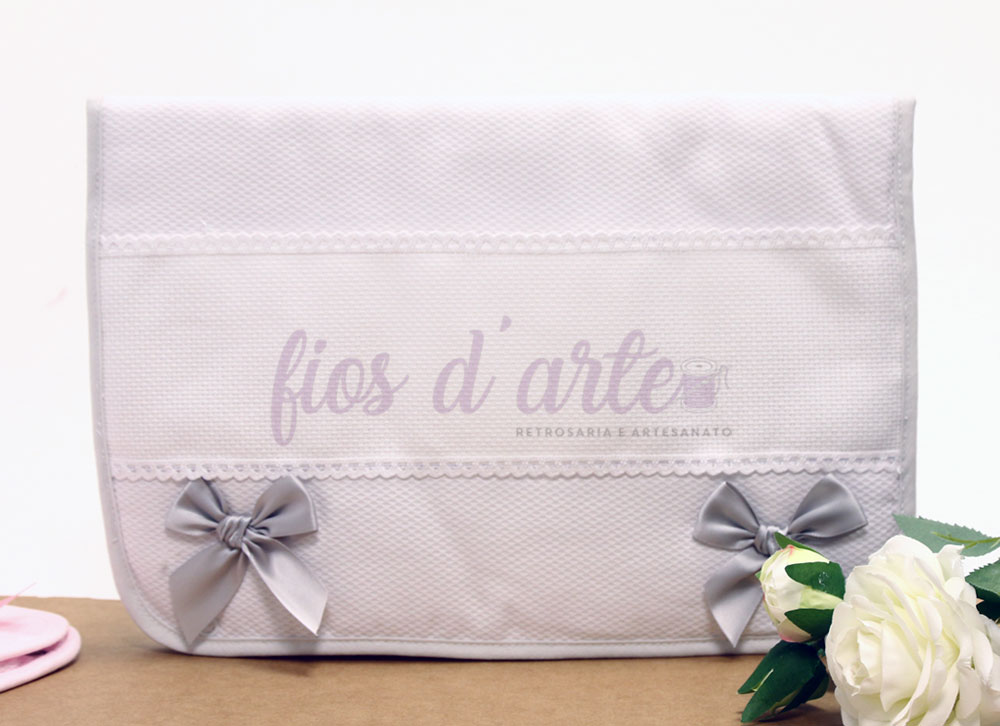 Saco 1ª Roupinha com laçarotes com quadrilé para bordar ponto cruz