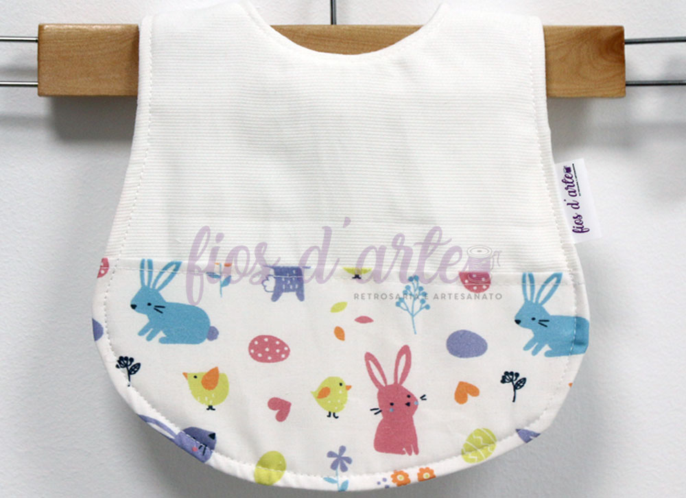 Babete para bebé com padrão de coelhinhos e ovos de Páscoa coloridos