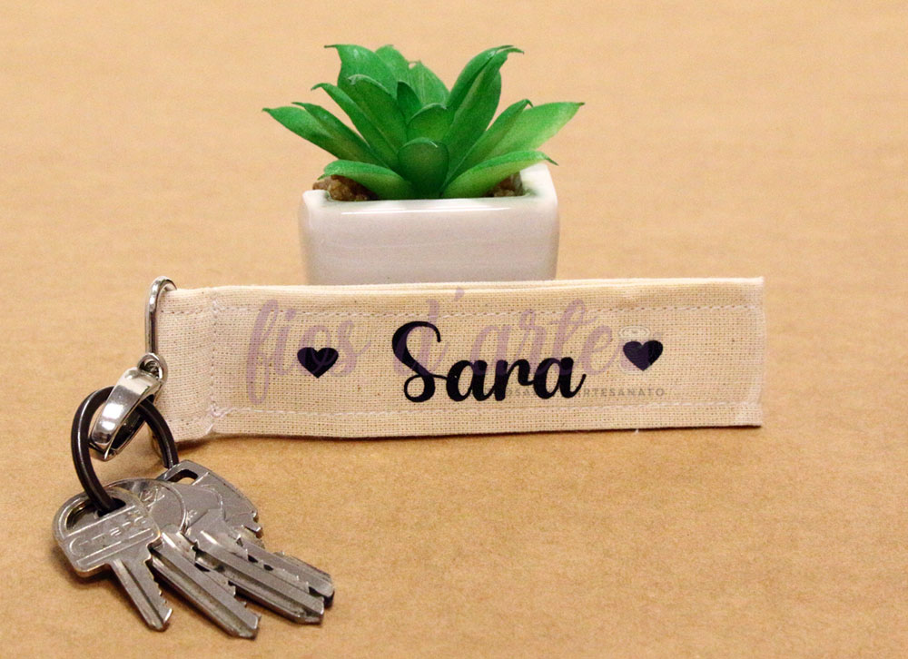 Porta-chaves em tecido personalizado com nome e corações (tecido cru) Porta-chaves em tecido personalizado com nome e corações (tecido cru)