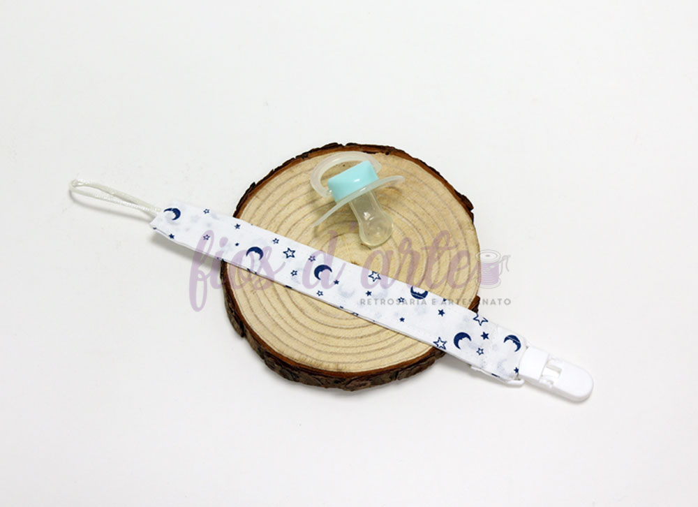 Prende-chupeta em tecido com mola de plástico #09 (Fios d'arte) Prende-chupeta em tecido com mola de plástico #09 (Fios d'arte)