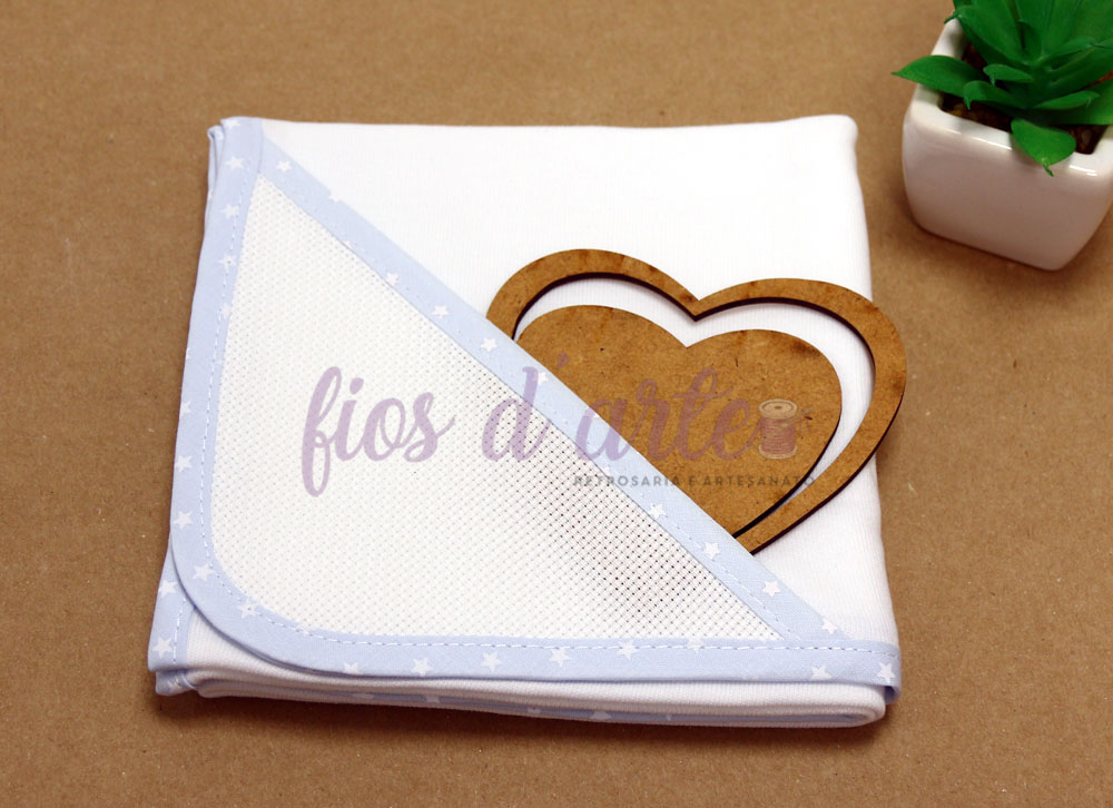 Fralda branca com borda azul clara e coração de madeira