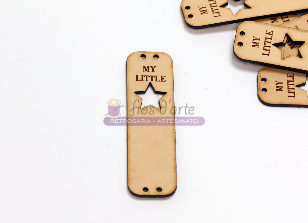 Etiqueta em madeira clara com frase MY LITTLE e recorte em forma de estrela