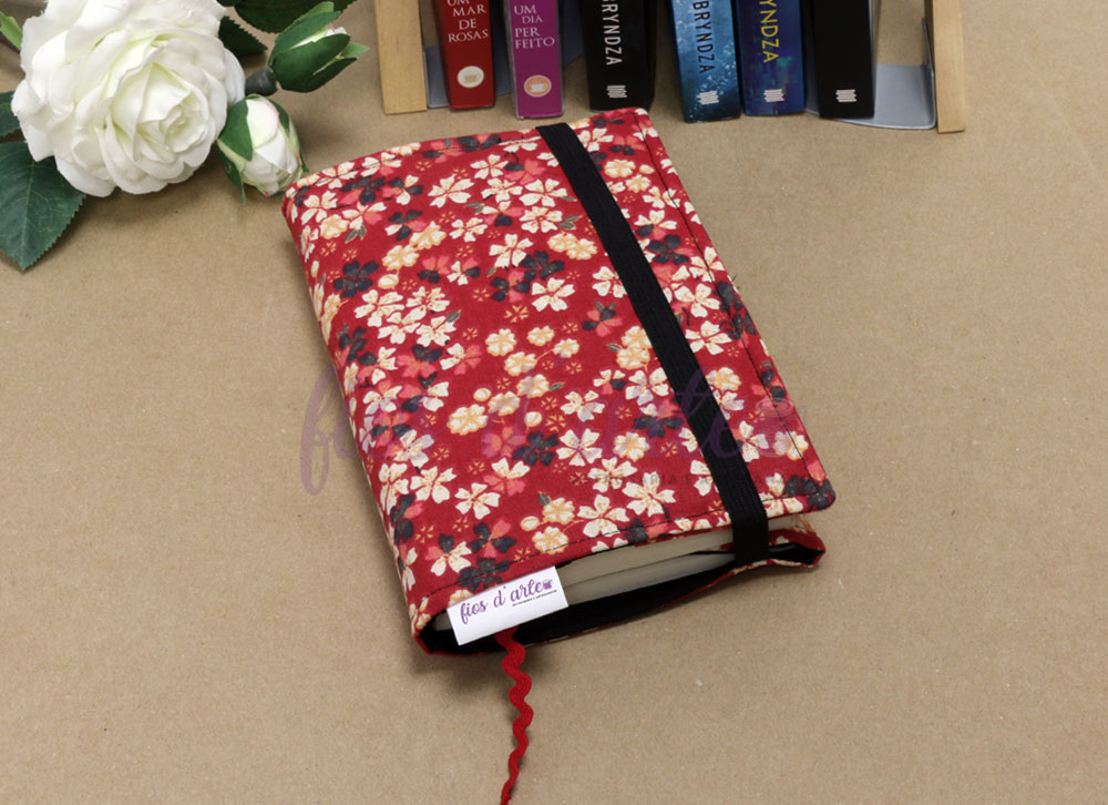 Capa para livros de bolso ajustável com elástico #202 Capa para livro vermelha com flores e elástico