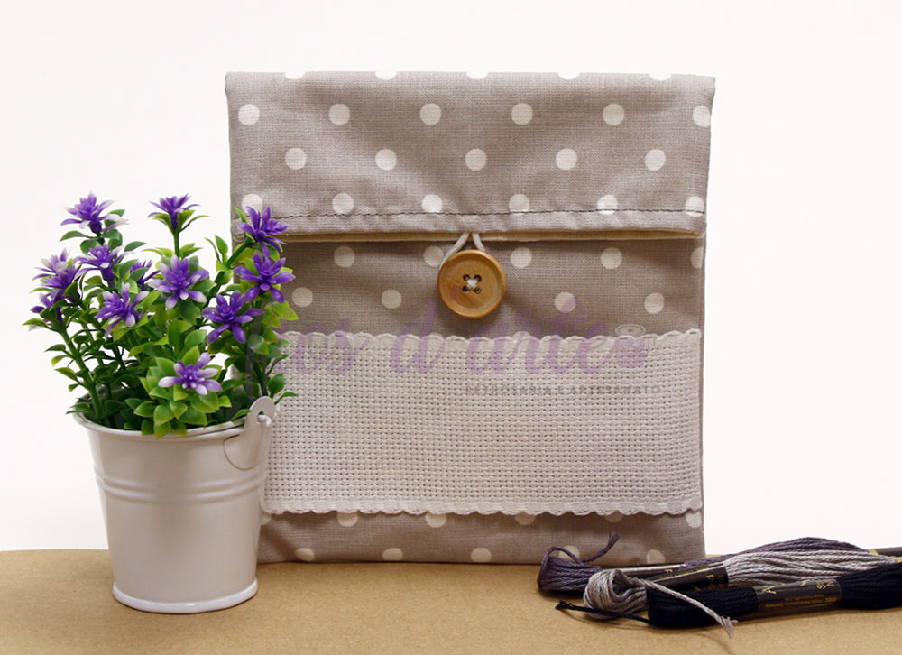 Bolsa Multiusos estampada com quadrilé para bordar ponto cruz (14x15cms) - cinzento com bolas brancas