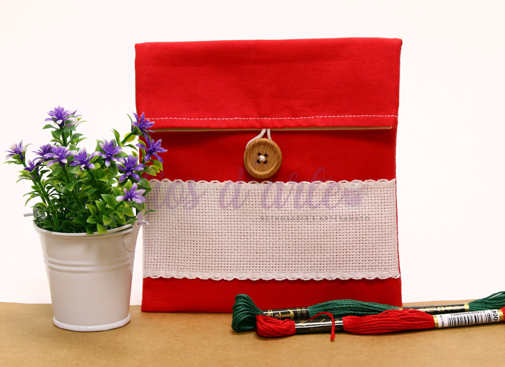 Bolsa Multiusos lisa com quadrilé para bordar ponto cruz (14x15cms) - vermelha Bolsa Multiusos lisa com quadrilé para bordar ponto cruz (14x15cms) - vermelha
