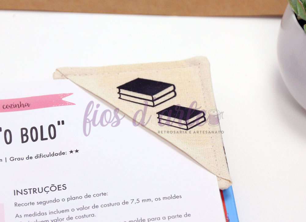 Marcador de livros de canto em tecido cru #008 (Livros) Marcador de livros de canto em tecido cru #008 (Livros)