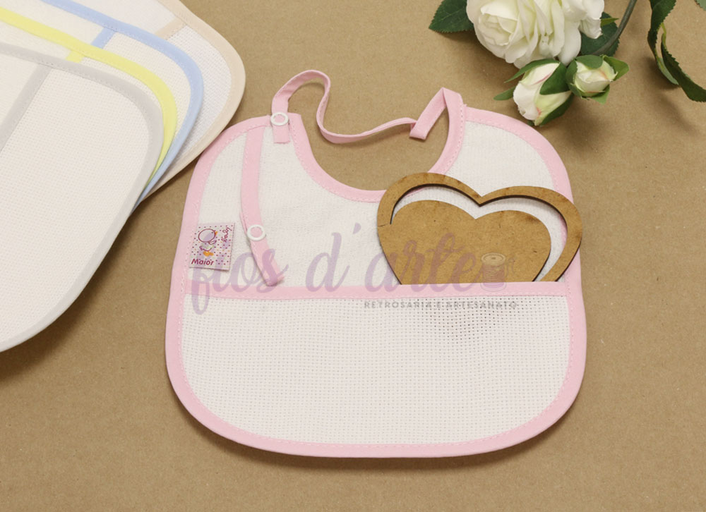 Babete rectangular plastificada com mola e atilho para bordar ponto cruz Babete rectangular plastificada com mola e atilho para bordar ponto cruz