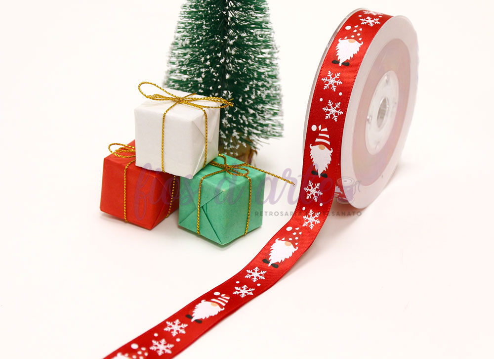 Fita vermelha decorativa de Natal com mini presentes e árvore pequena