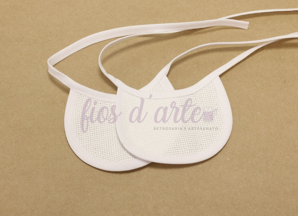 Babete para bonecas para bordar ponto cruz Babete branco em tecido com trama para bordado