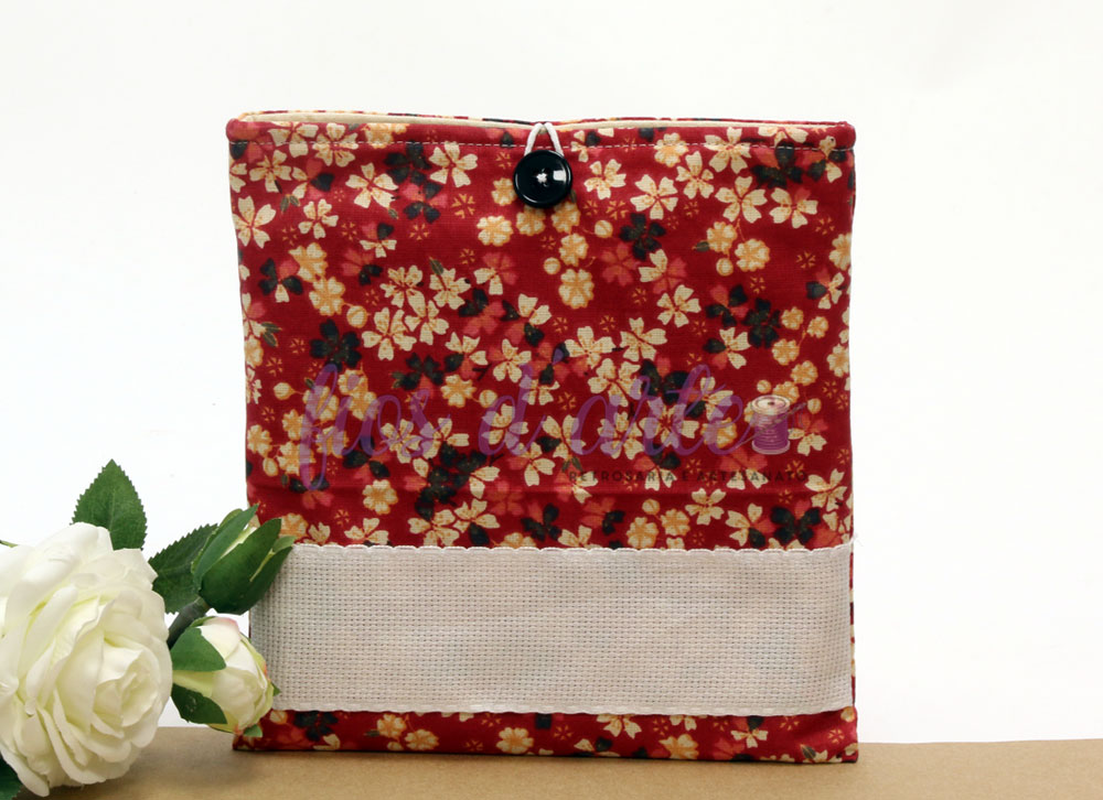 Bolsa Multiusos estampada com quadrilé para bordar ponto cruz (19x19,50cms) - vermelho com florzinhas Bolsa Multiusos estampada com quadrilé para bordar ponto cruz (19x19,50cms) - vermelho com florzinhas