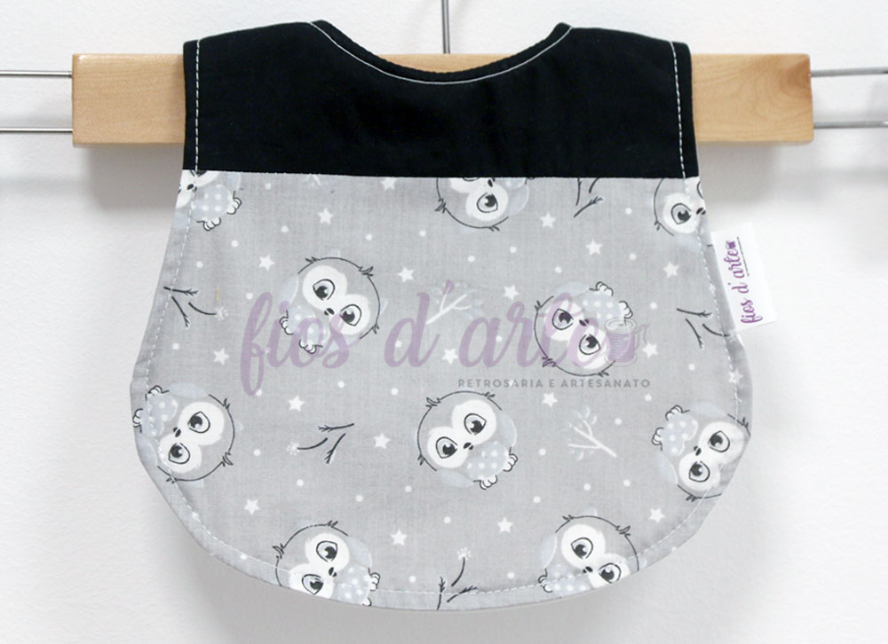 Babete bebé cinzento com corujas e detalhes a preto