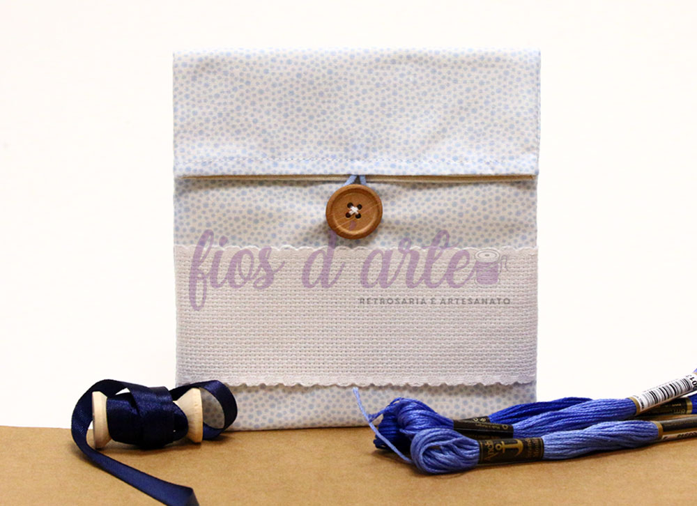 Bolsa Multiusos estampada com quadrilé para bordar ponto cruz (14x15cms) - pintinhas azul bebé Bolsa Multiusos estampada com quadrilé para bordar ponto cruz (14x15cms) - pintinhas azul bebé