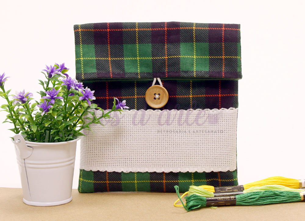 Bolsa Multiusos estampada com quadrilé para bordar ponto cruz (14x15cms) - xadrez verde Bolsa Multiusos estampada com quadrilé para bordar ponto cruz (14x15cms) - xadrez verde