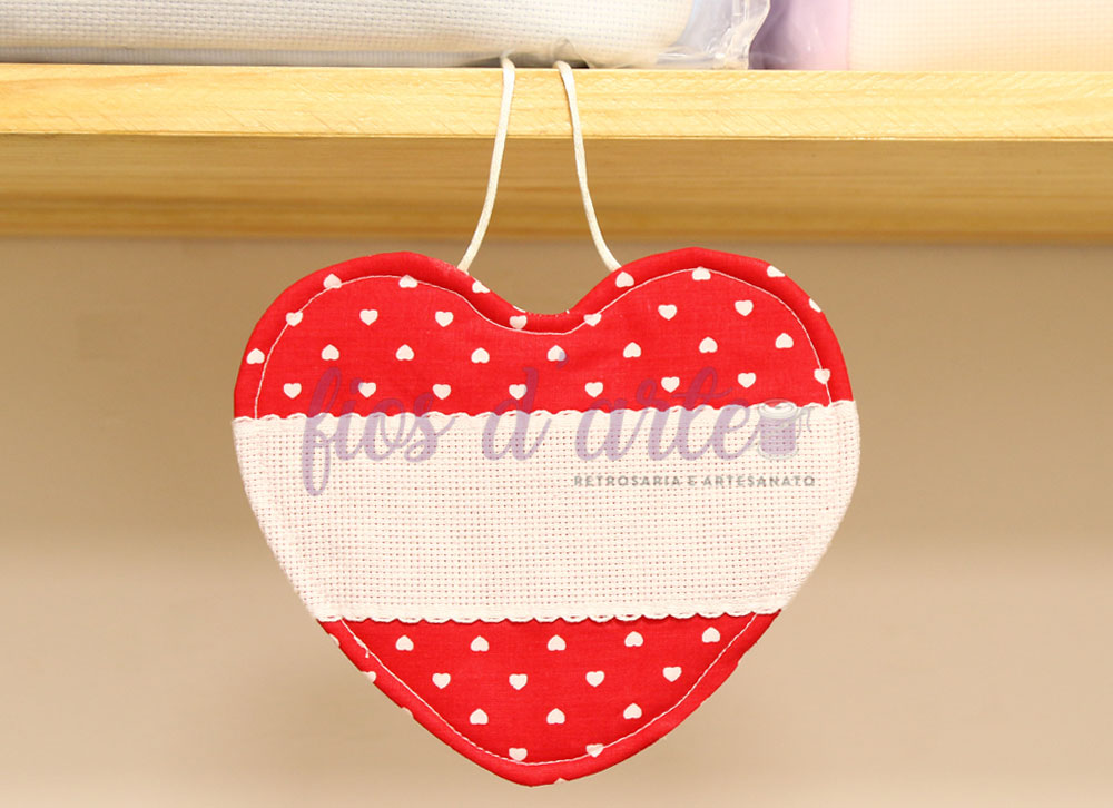 Coração estampado para pendurar para bordar ponto cruz - vermelho com corações brancos