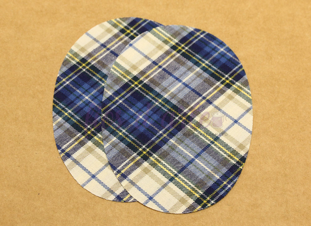 Cotoveleiras xadrez azuis sobre superfície castanha