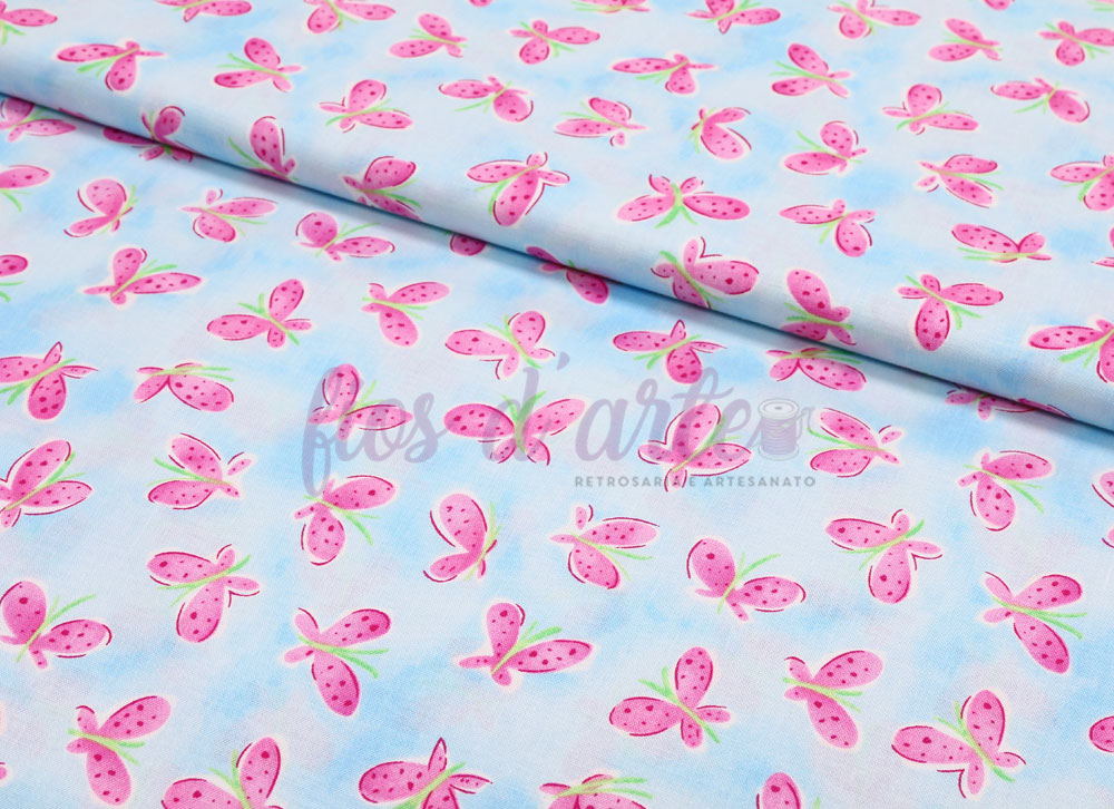 Tecido azul claro com padrão de morangos rosa pequenos repetidos