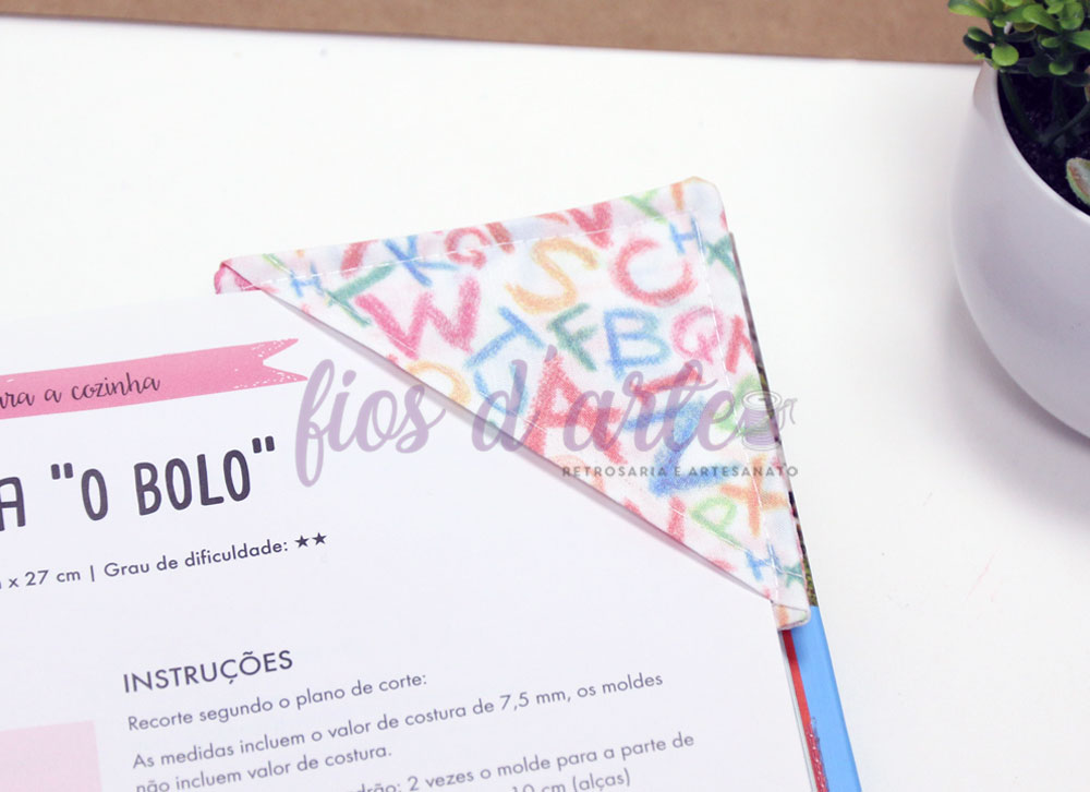Marcador de livros de canto em tecido #002 (letras) Marcador de livros de canto em tecido #002 (letras)