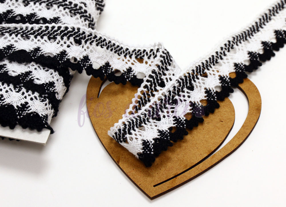 Renda bicolor (25mm) - preto/branco Fita de renda preta e branca sobre suporte em forma de coração