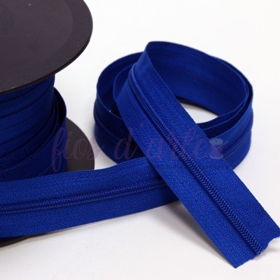 fecho éclair azul royal em rolo com parte desenrolada