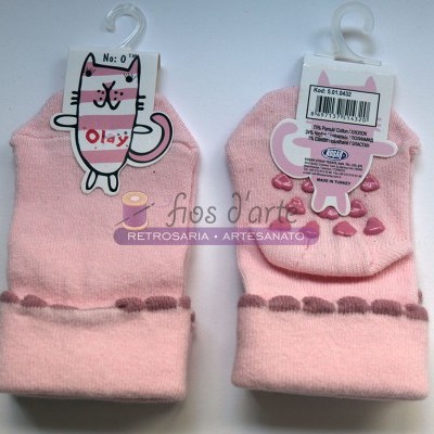 Duas meias cor-de-rosa com detalhes castanhos e corações, em ganchos plásticos com etiquetas de gato e código de barras.