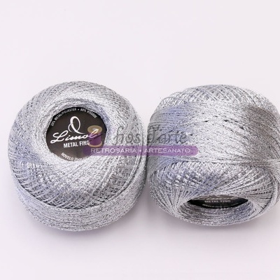 Dois novelos prateados de linha metálica com rótulo preto sobre fundo branco