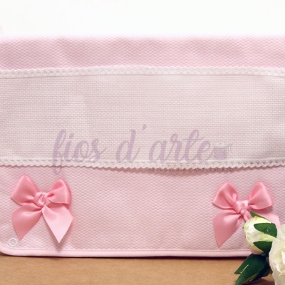 Saco 1ª Roupinha com laçarotes com quadrilé para bordar ponto cruz