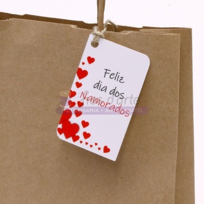 Saco de papel castanho com etiqueta branca de dia dos Namorados