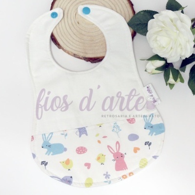 Babete de bebé branco com padrão de coelhos e ovos coloridos