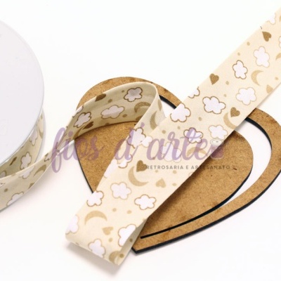 Fita de tecido bege clara com padrão de nuvens e gatinhos enrolada em bobina branca