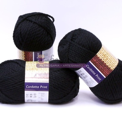 Três novelos de lã preta da marca Cordatto Print com etiquetas coloridas sobre fundo branco