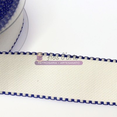 Fita de tecido branca com bordas azuis e etiqueta 'JOSAN RETROSARIA - ARTESANATO'