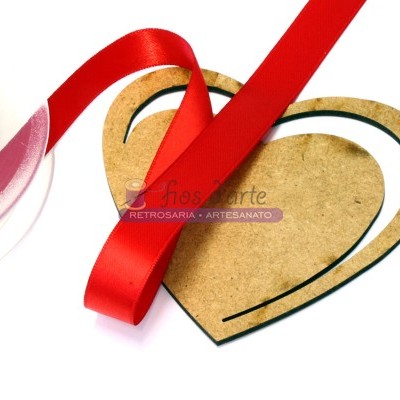 Fita vermelha de cetim e molde de coração em madeira com contorno preto