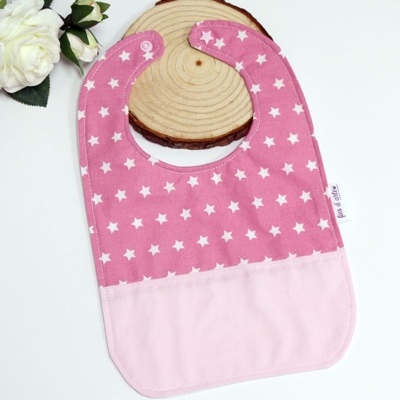 Babete com turco plastificado - estrelinhas (Fios d'arte) Babete com turco plastificado - estrelinhas (Fios d'arte)